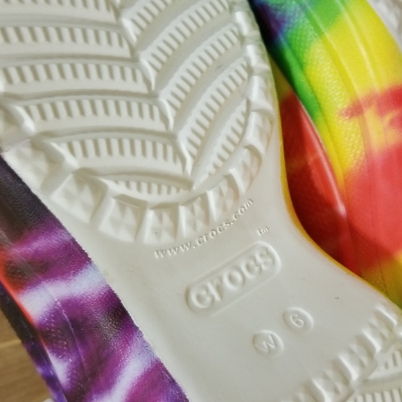 Crocs Tye dye Clogs Women's size 6 - Picture 8 of 10